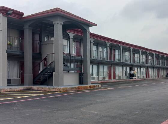 Red Roof Inn Fort Worth West allows check-in for 18 year-old guests