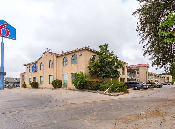 Motel 6 San Antonio, TX - Fiesta Trails allows check-in for 18 year-old guests