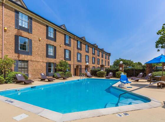 Comfort Inn Newport News - Hampton I-64 allows check-in for 18 year-old guests