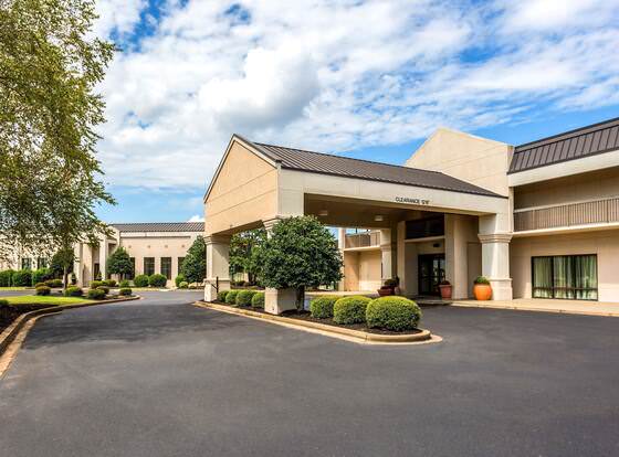 Quality Inn Union City US 51 allows check-in for 18 year-old guests