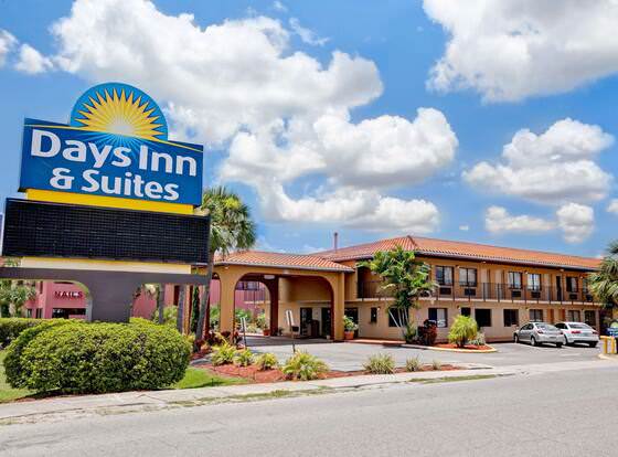 Days Inn & Suites by Wyndham Orlando East UCF Area allows check-in for 18 year-old guests