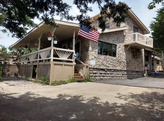 Beaver Lake Heavenly Hideaway B&B allows check-in for 18 year-old guests