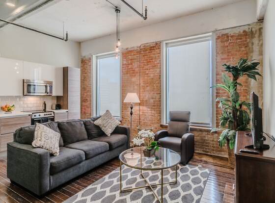 Regal Stays Corporate Condos - Downtown allows check-in for 18 year-old guests