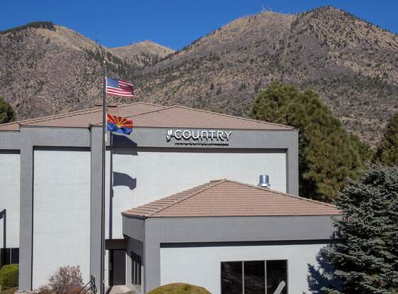 Country Inn & Suites by Radisson, Flagstaff, AZ allows check-in for 18 year-old guests