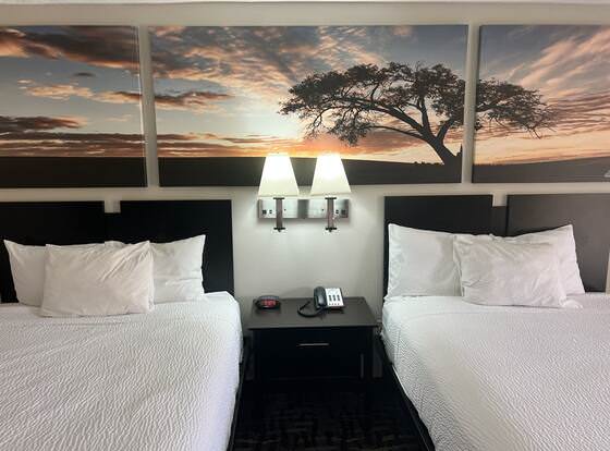 Days Inn by Wyndham Douglasville-Atlanta-Fairburn Road allows check-in for 18 year-old guests