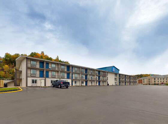 Motel 6 Corbin, KY allows check-in for 18 year-old guests