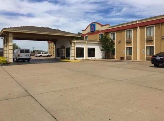 Motel 6 Claremore, OK allows check-in for 18 year-old guests