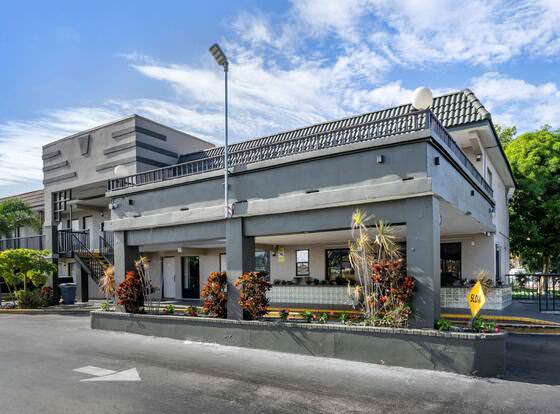 Rodeway Inn Clearwater - Dunedin allows check-in for 18 year-old guests