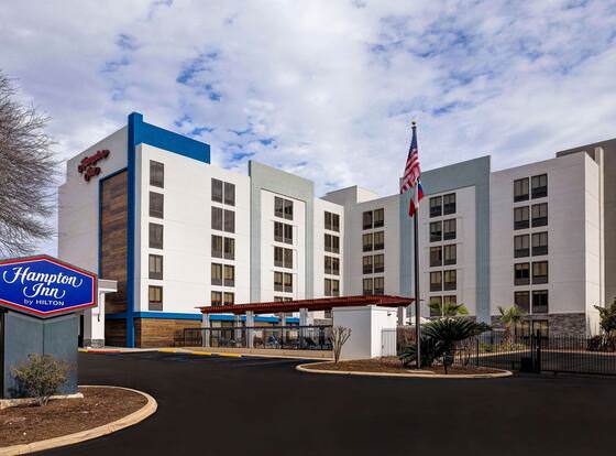 Hampton Inn San Antonio-Downtown (River Walk) allows check-in for 18 year-old guests