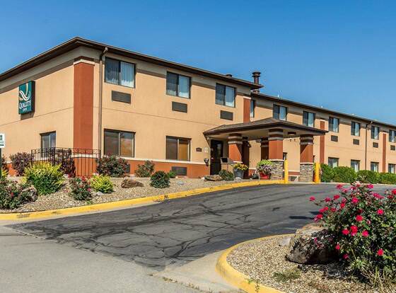Quality Inn at Collins Road - Cedar Rapids allows check-in for 18 year-old guests