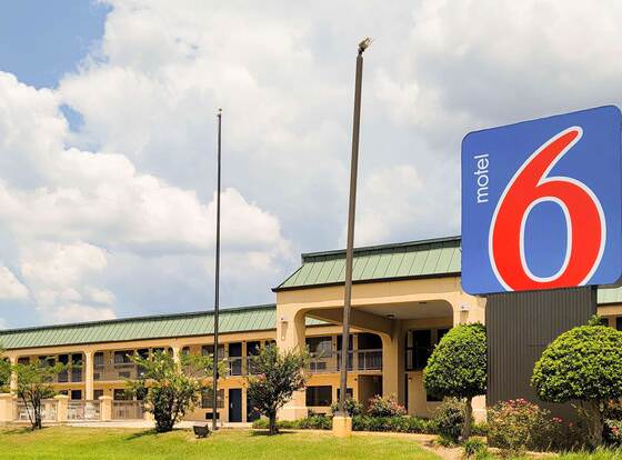 Motel 6 Jackson, MS - Southwest allows check-in for 18 year-old guests