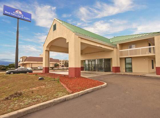 Econo Lodge allows check-in for 18 year-old guests