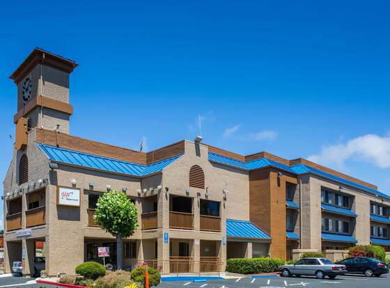 Hotel Mira Vista allows check-in for 18 year-old guests