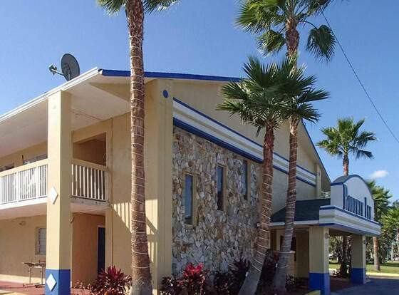 Rodeway Inn Leesburg Chain of Lakes allows check-in for 18 year-old guests