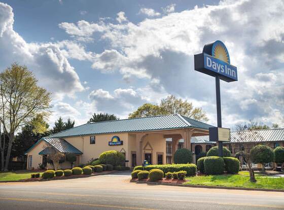 Days Inn by Wyndham Thomaston allows check-in for 18 year-old guests