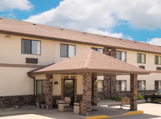 Days Inn by Wyndham Mankato allows check-in for 18 year-old guests