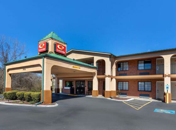 Econo Lodge allows check-in for 18 year-old guests