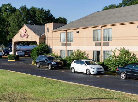 Econo Lodge Yazoo City allows check-in for 18 year-old guests