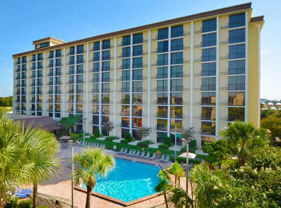 Rosen Inn, closest to Universal allows check-in for 18 year-old guests