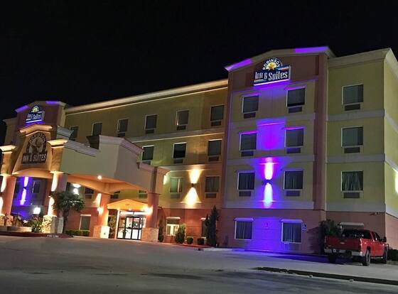 Hotel Robinson Inn and Suites allows check-in for 18 year-old guests