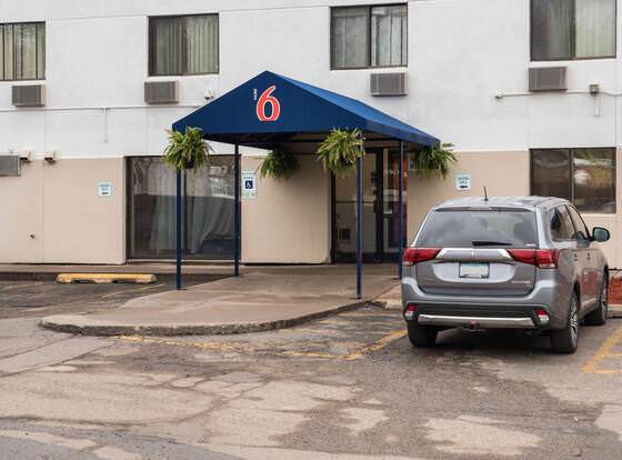 Motel 6 Saint Paul, MN - I-94 allows check-in for 18 year-old guests