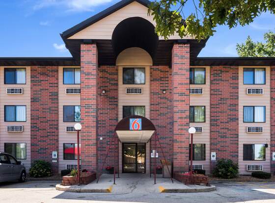 Motel 6 Prospect Heights, IL allows check-in for 18 year-old guests