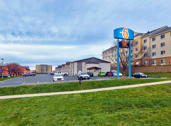 Motel 6 Cedar Rapids, IA - Airport allows check-in for 18 year-old guests