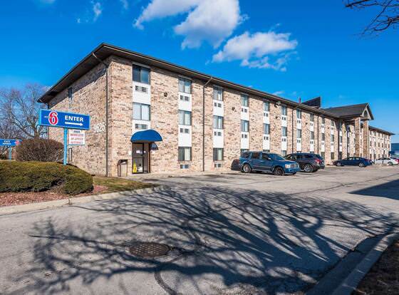 Motel 6 Bridgeview, IL allows check-in for 18 year-old guests