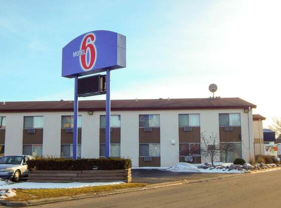 Motel 6 La Crosse, WI allows check-in for 18 year-old guests