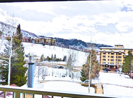 Mountain Views Next to the Slopes! Hot tub Large 2 Levels- allows check-in for 18 year-old guests