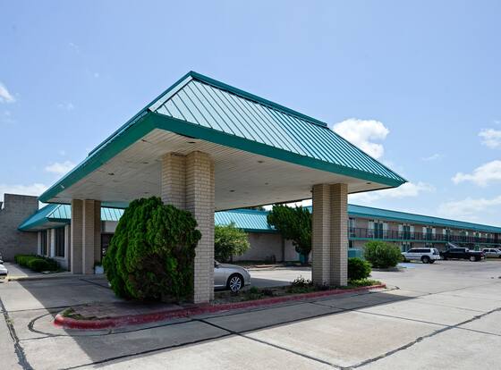 Americas Best Value Inn Port Lavaca allows check-in for 18 year-old guests