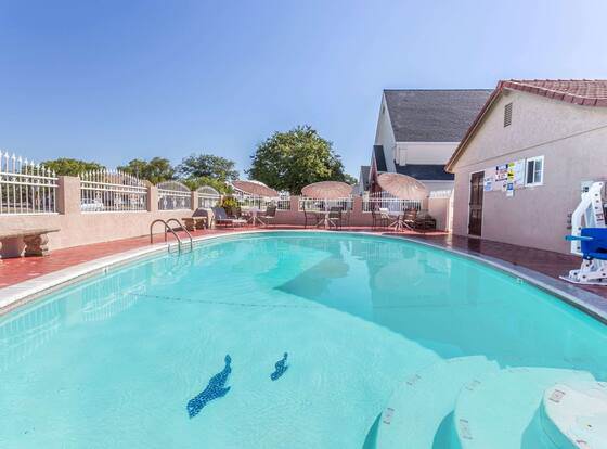 Travelodge by Wyndham Merced Yosemite allows check-in for 18 year-old guests