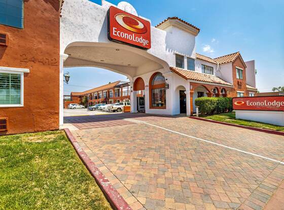 Econo Lodge Moreno Valley allows check-in for 18 year-old guests