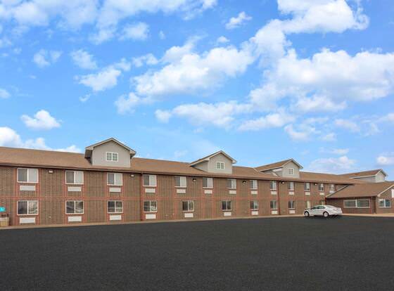 Super 8 by Wyndham Missouri Valley allows check-in for 18 year-old guests
