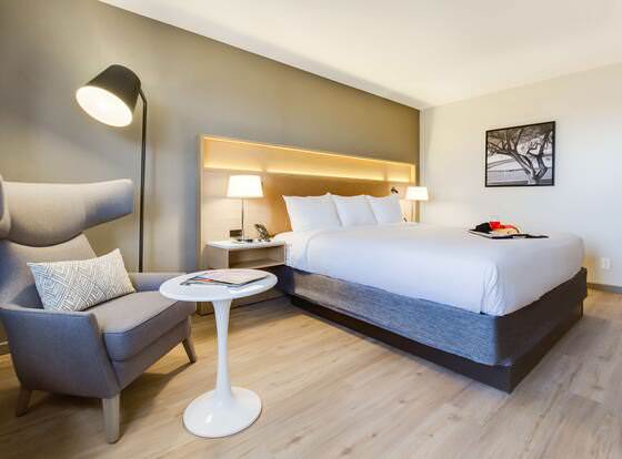 Radisson Hotel Seattle Airport allows check-in for 18 year-old guests