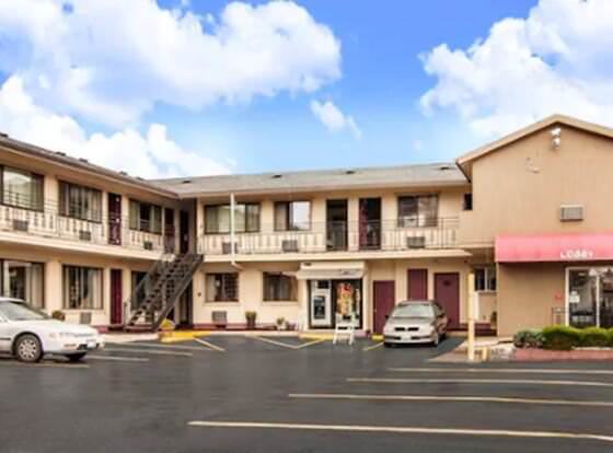 Rodeway Inn Convention Center allows check-in for 18 year-old guests