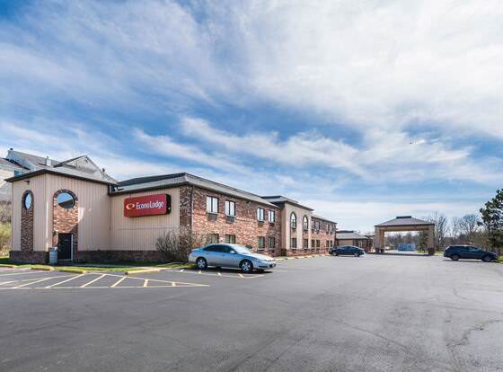 Econo Lodge allows check-in for 18 year-old guests