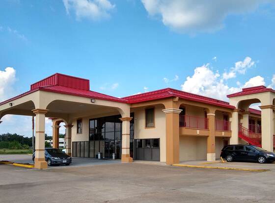 Econo Lodge Inn & Suites West - Energy Corridor allows check-in for 18 year-old guests