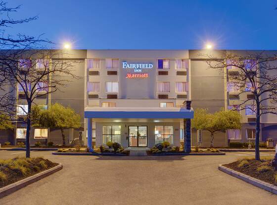 Fairfield Inn by Marriott Portsmouth-Seacoast allows check-in for 18 year-old guests