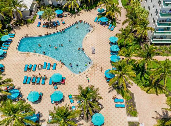 Beautiful Apartment in Hollywood Beach allows check-in for 18 year-old guests