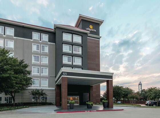La Quinta Inn & Suites by Wyndham Arlington North 6 Flags Dr allows check-in for 18 year-old guests
