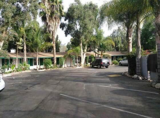motel san diego allows check-in for 18 year-old guests