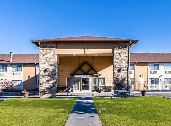 Quality Inn Cheyenne I-25 South allows check-in for 18 year-old guests
