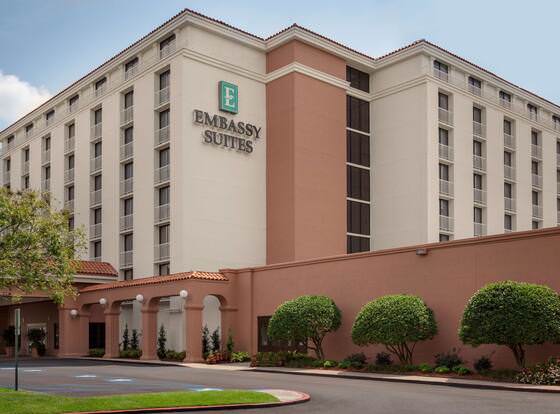 Embassy Suites Hotel Baton Rouge allows check-in for 18 year-old guests