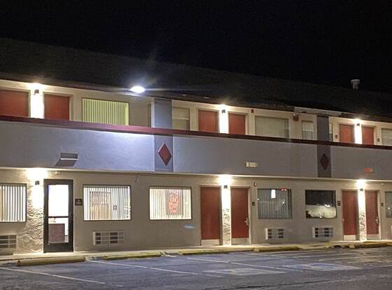 Red Roof Inn Somerset, PA allows check-in for 18 year-old guests