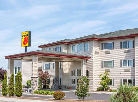 Super 8 by Wyndham Central Pt Medford allows check-in for 18 year-old guests