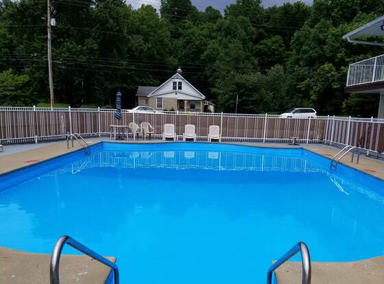 Best Budget Inn allows check-in for 18 year-old guests