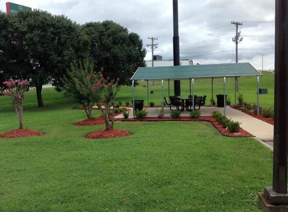 Hallmarc Inn & Suites of West Memphis allows check-in for 18 year-old guests