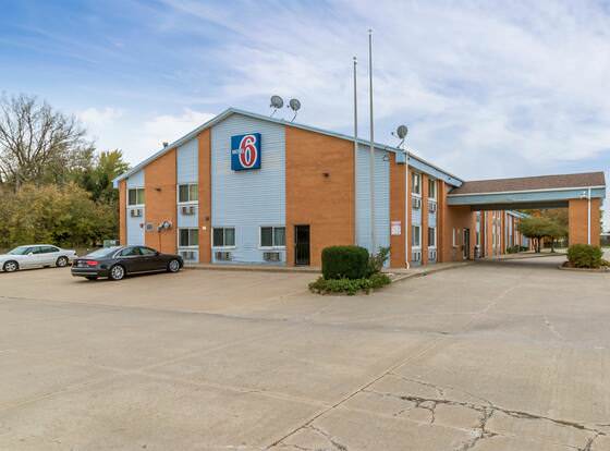 Motel 6 Davenport, IA allows check-in for 18 year-old guests