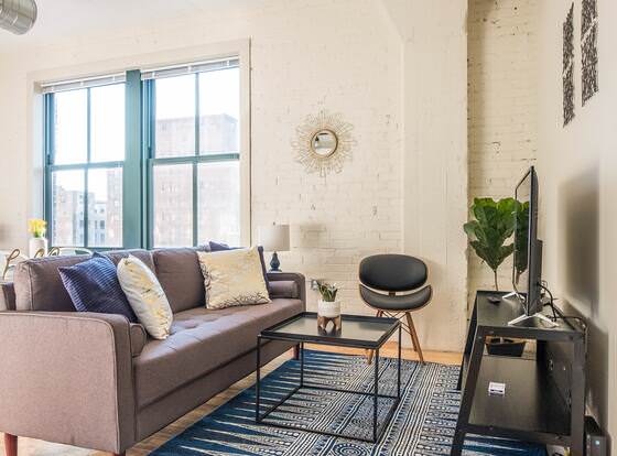 FRONTDESK 917 Locust St Apts Downtown St Louis allows check-in for 18 year-old guests